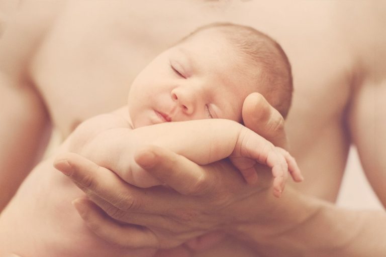 WHO advises immediate skin-to-skin contact for small and preterm babies